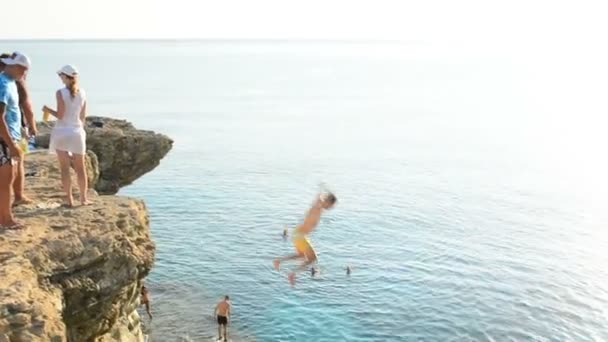 Chipre Sentembre 2018 Hombre Saltando Las Rocas Del Cabo Greco — Vídeo de stock