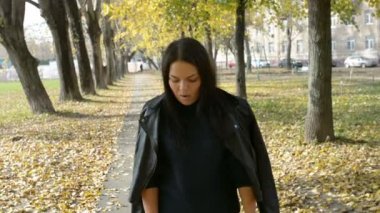 Sonbahar parkta yürüyen genç güzel kadın. Kız ormanda yürüyüş sonbaharda, yaşam kavramı