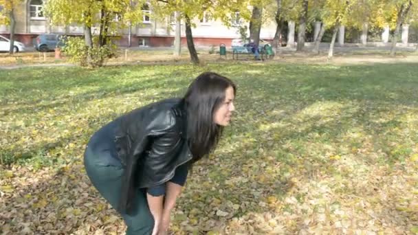 秋の公園で歩いている若い美しい女性。秋には、ライフ スタイルのコンセプトで森を歩く少女 — ストック動画