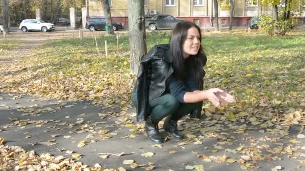 Joven hermosa mujer caminando en el parque de otoño. Chica caminando en el bosque en otoño, concepto de estilo de vida — Vídeo de stock