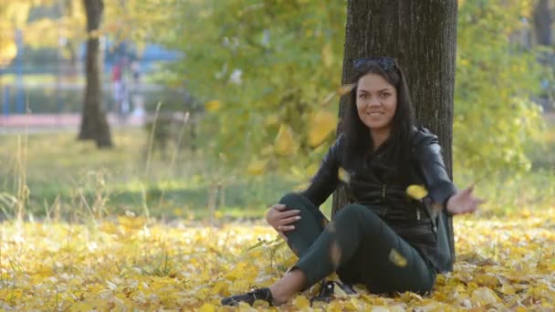 Menina Bonita Sentada Sob Uma Árvore Parque Outono Sorrindo — Vídeo de Stock