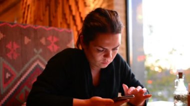 Kafede rüya çekici genç kız