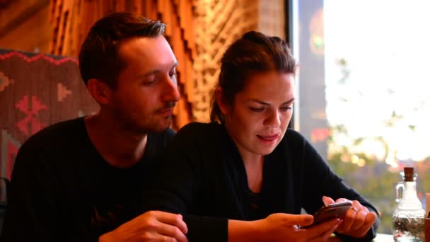 Pareja Joven Cafetería Navegación Por Internet Teléfono Inteligente — Vídeos de Stock