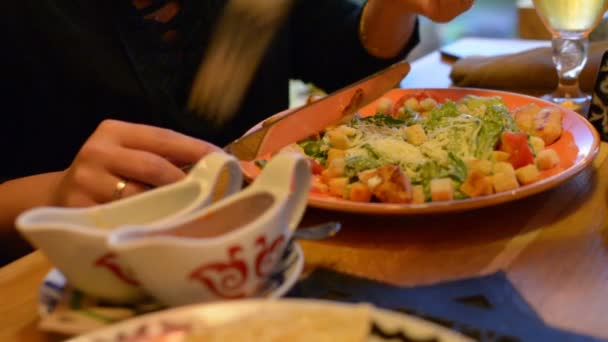 Macro Close Van Caesar Salade Plaat Met Rode Tang Parmezaanse — Stockvideo