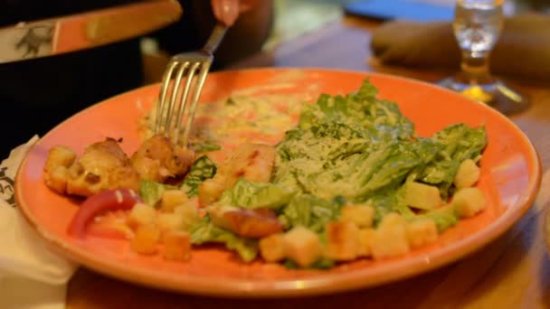 Macro Gros Plan Salade César Sur Assiette Avec Pinces Rouges — Video