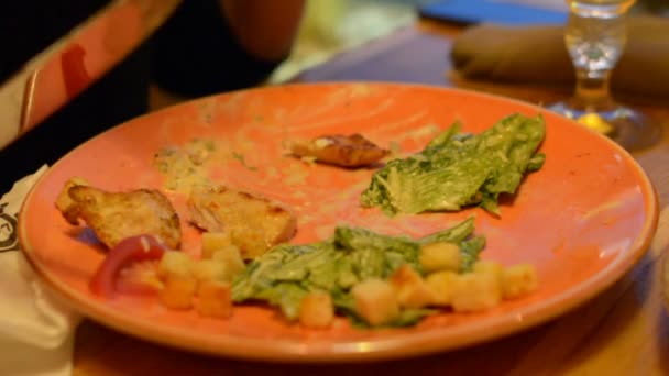 Macro Close Salada César Prato Com Pinças Vermelhas Queijo Parmesão — Vídeo de Stock