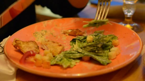 Macro Gros Plan Salade César Sur Assiette Avec Pinces Rouges — Video