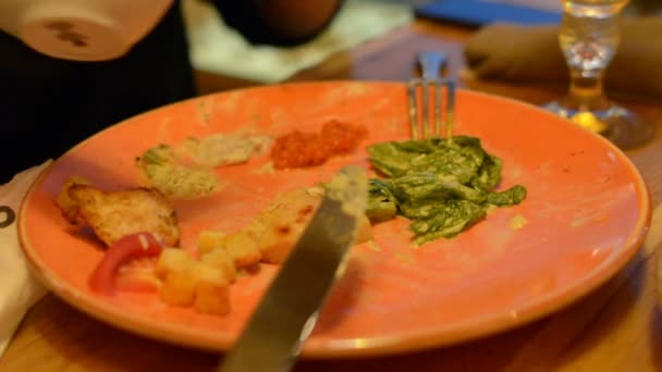 Makro Närbild Caesar Sallad Tallrik Med Röd Tång Parmesanost Dressing — Stockvideo