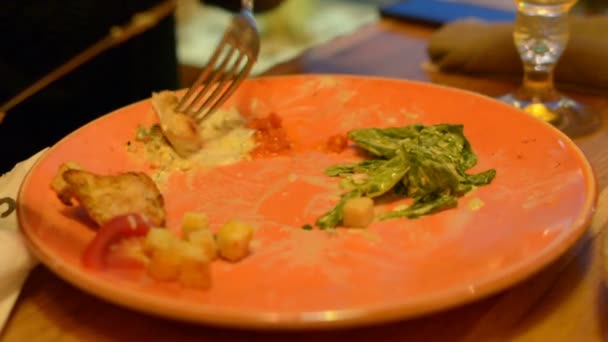 Macro Close Salada César Prato Com Pinças Vermelhas Queijo Parmesão — Vídeo de Stock