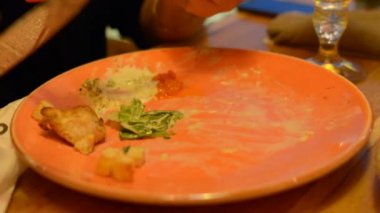 Sezar salata kırmızı maşa, parmesan peyniri, sos, plaka üzerinde makro closeup maşa, hareketli, arka planda yeme insanlar