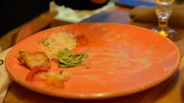 Macro Gros Plan Salade César Sur Assiette Avec Pinces Rouges — Video