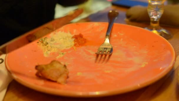 Makro Nahaufnahme Von Caesar Salat Auf Teller Mit Roter Zange — Stockvideo