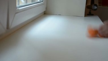 Özel bir bez toz silerek bir adamın elini closeup