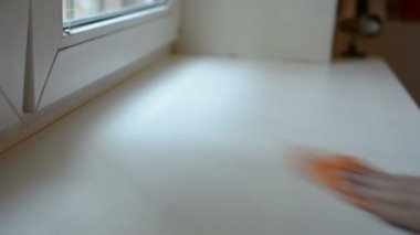 Özel bir bez toz silerek bir adamın elini closeup