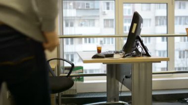 Çay kahve bilgisayar işleriyle içme rahat kıyafet başarılı girişimci Danışmanı