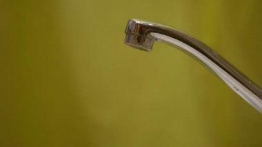 Adam el lavabo ve bir havlu ile Kuru el yıkama