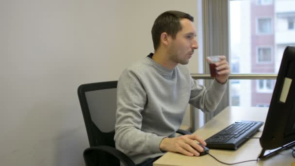 Fritidskläder Framgångsrik Entreprenör Konsult Dricka Kaffe Datorarbete — Stockvideo