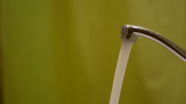 Händewaschen Waschbecken Und Trockene Hände Mit Einem Handtuch — Stockvideo