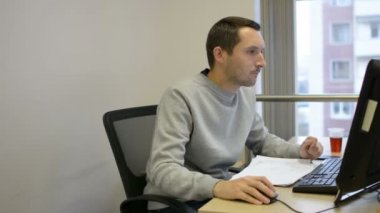 İş kağıt atmadan sinirli ofis çalışanı