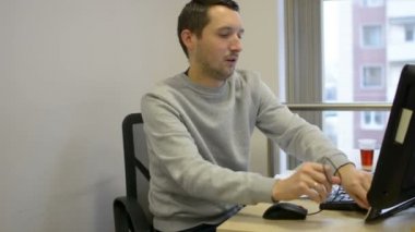 İş kağıt atmadan sinirli ofis çalışanı