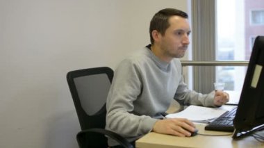 İş kağıt atmadan sinirli ofis çalışanı