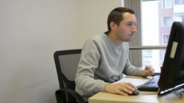 İş kağıt atmadan sinirli ofis çalışanı