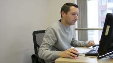 İş kağıt atmadan sinirli ofis çalışanı