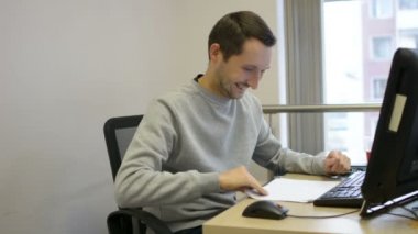 İş kağıt atmadan sinirli ofis çalışanı