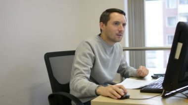 İş kağıt atmadan sinirli ofis çalışanı