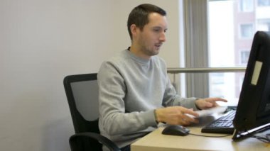 İş kağıt atmadan sinirli ofis çalışanı