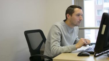 İş kağıt atmadan sinirli ofis çalışanı