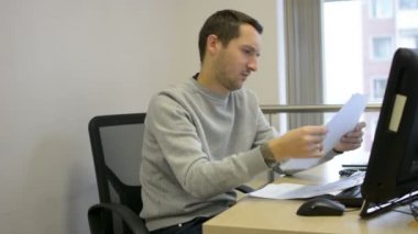 İş kağıt atmadan sinirli ofis çalışanı