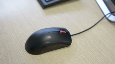 Bilgisayar fare detay yakın çekim görüntüleri - kaydırma ve tıklayarak el