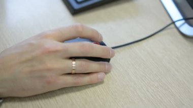 Bilgisayar fare detay yakın çekim görüntüleri - kaydırma ve tıklayarak el