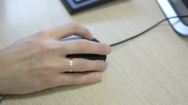 Bilgisayar fare detay yakın çekim görüntüleri - kaydırma ve tıklayarak el