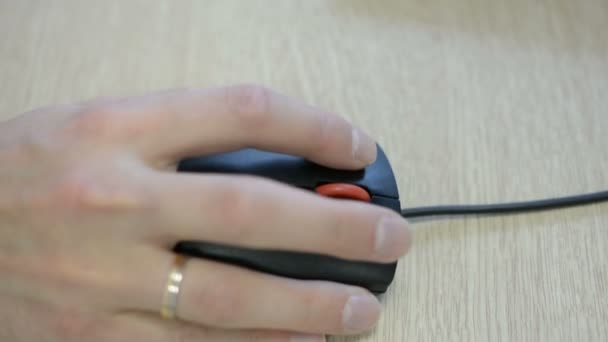 Detailaufnahmen Der Computermaus Aus Nächster Nähe Handscrollen Und Klicken — Stockvideo