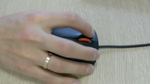 Detailaufnahmen Der Computermaus Aus Nächster Nähe Handscrollen Und Klicken — Stockvideo