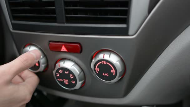 Close-up van de hand de air conditioner-knop in de auto aan te passen. Man met behulp van auto airconditioningsysteem. Dubbele airco in de auto. — Stockvideo