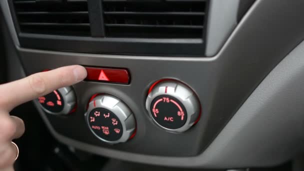 Πατώντας το κουμπί έκτακτης ανάγκης κίνδυνο για ένα αυτοκίνητο όλα λυχνίες 4 αναβοσβήνουν — Αρχείο Βίντεο