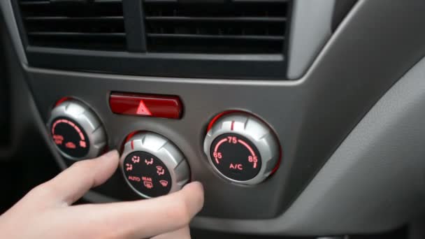 Close-up van de hand de air conditioner-knop in de auto aan te passen. Man met behulp van auto airconditioningsysteem. Dubbele airco in de auto. — Stockvideo