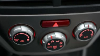 Tüm 4 ışıklar flaş bir araba yapma acil tehlike butonuna basarak