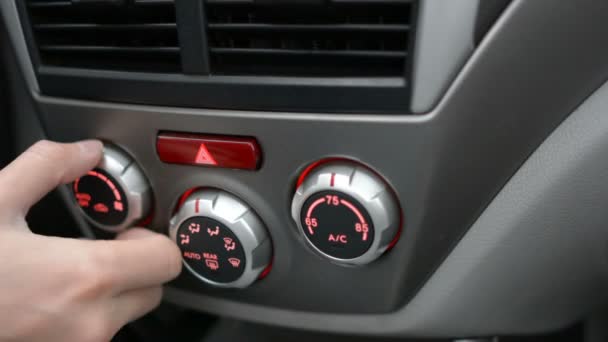 Close-up van de hand de air conditioner-knop in de auto aan te passen. Man met behulp van auto airconditioningsysteem. Dubbele airco in de auto. — Stockvideo