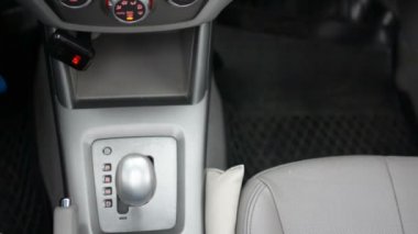 Otomatik şanzıman, otomatik vites, D sürücü ve arka P Parkı'ndan taşındı. Araba başlangıç, modern bir araba başlangıç.