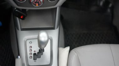 Otomatik şanzıman, otomatik vites, D sürücü ve arka P Parkı'ndan taşındı. Araba başlangıç, modern bir araba başlangıç.