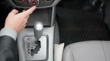 Otomatik şanzıman, otomatik vites, D sürücü ve arka P Parkı'ndan taşındı. Araba başlangıç, modern bir araba başlangıç.
