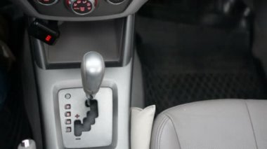 Otomatik şanzıman, otomatik vites, D sürücü ve arka P Parkı'ndan taşındı. Araba başlangıç, modern bir araba başlangıç.