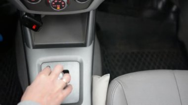 Otomatik şanzıman, otomatik vites, D sürücü ve arka P Parkı'ndan taşındı. Araba başlangıç, modern bir araba başlangıç.