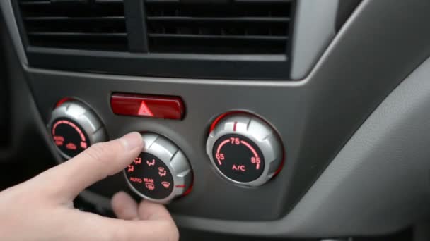 Fechar a mão ajustando o botão do ar condicionado no carro. Homem usando o sistema de ar condicionado automóvel. Controle de clima duplo no carro . — Vídeo de Stock