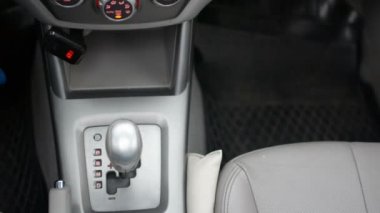 Otomatik şanzıman, otomatik vites, D sürücü ve arka P Parkı'ndan taşındı. Araba başlangıç, modern bir araba başlangıç.