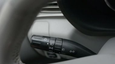 Bir araba dönüş sinyali ve basılı bir el görüntüleri kadar yakın renk.